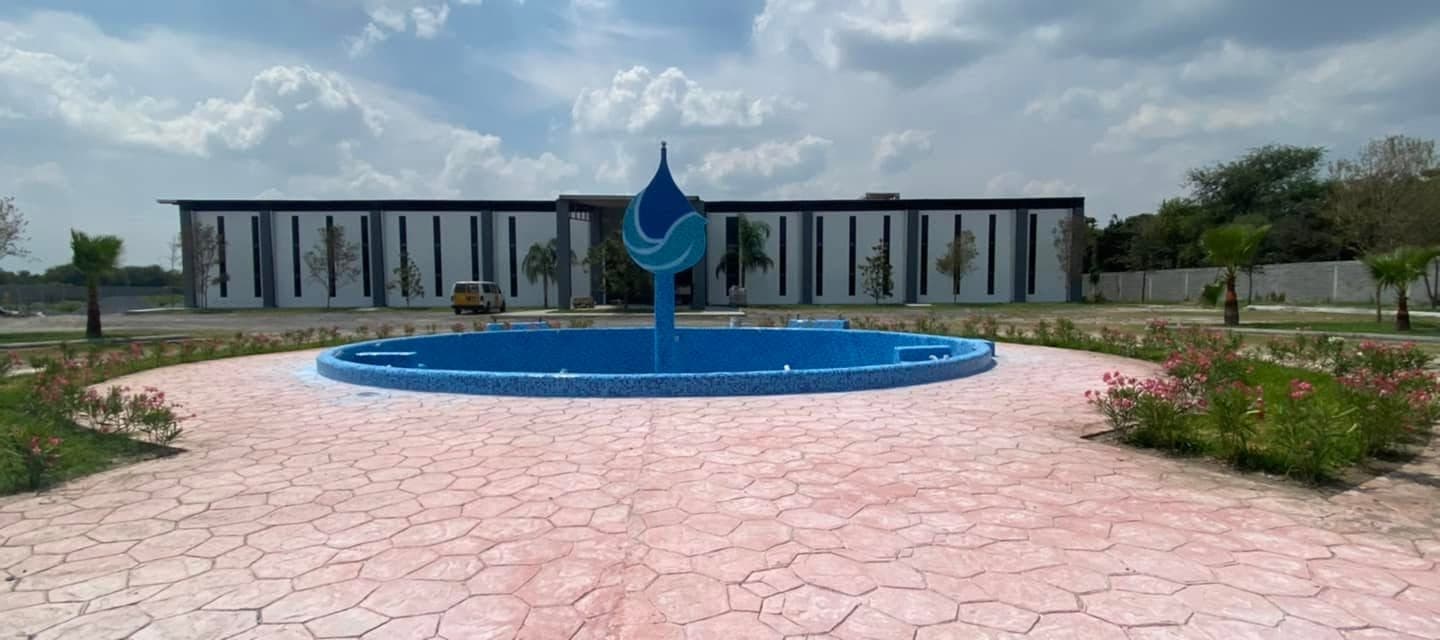 Fachada de Arena Fuente de Vida, con la fuente en el acceso